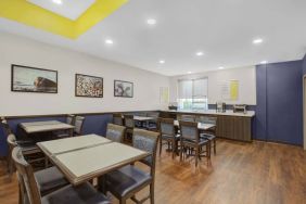 Days Inn & Suites By Wyndham Lindsay