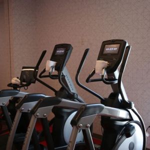 Well-equipped fitness center at Graduate New York.