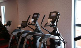 Well equipped fitness center at Graduate New York.