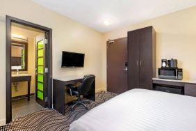 La Quinta Inn & Suites By Wyndham Oshawa