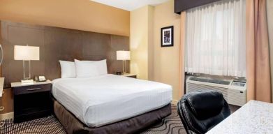 La Quinta Inn & Suites By Wyndham Oshawa