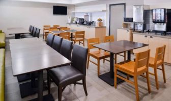 Dining area perfect for coworking at Country Inn & Suites Chicago/Tinley Park.