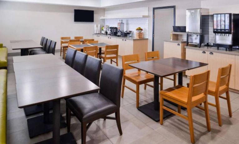 Dining area perfect for coworking at Country Inn & Suites Chicago/Tinley Park.