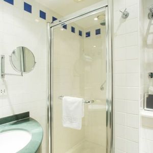 Private guest bathroom with shower at Hilton Garden Inn Glasgow City Centre.