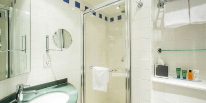 Private guest bathroom with shower at Hilton Garden Inn Glasgow City Centre.