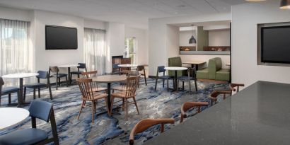 Dining and coworking space at Fairfield Inn & Suites by Marriott Baltimore BWI Airport.