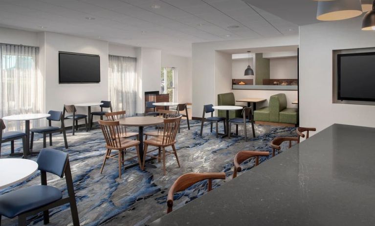 Dining and coworking space at Fairfield Inn & Suites by Marriott Baltimore BWI Airport.