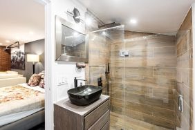 Private guest bathroom with shower at Chez Joe.