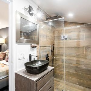 Private guest bathroom with shower at Chez Joe.