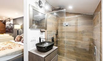 Private guest bathroom with shower at Chez Joe.