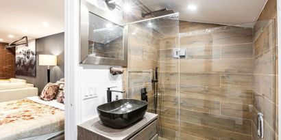 Private guest bathroom with shower at Chez Joe.