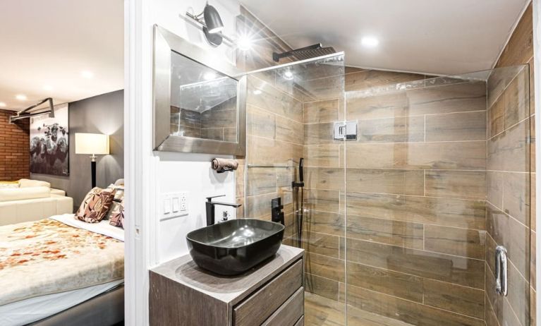 Private guest bathroom with shower at Chez Joe.