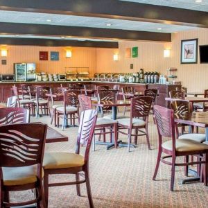 Dining area perfect for coworking at Norwood Inn Statefare Grounds.