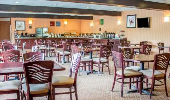 Dining area perfect for coworking at Norwood Inn Statefare Grounds.