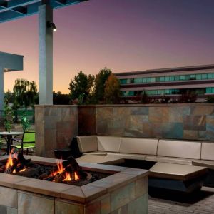 Firepit at Springhill Suites By Marriott Belmont / Redwood Shores.