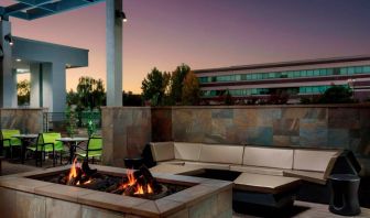 Firepit at Springhill Suites By Marriott Belmont / Redwood Shores.