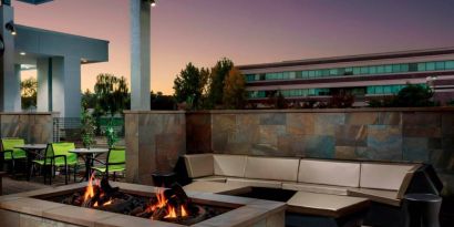 Firepit at Springhill Suites By Marriott Belmont / Redwood Shores.