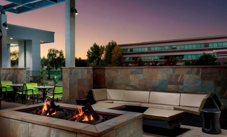 Firepit at Springhill Suites By Marriott Belmont / Redwood Shores.