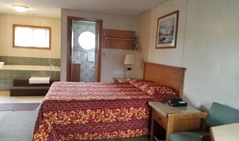 Day use room with bathtub at Milwaukie Inn Portland South.