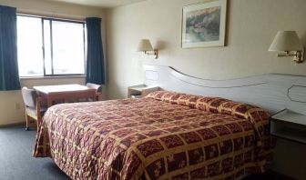 Day use room with dining table at Milwaukie Inn Portland South.