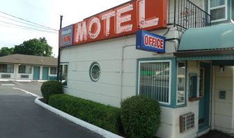 Hotel exterior at Milwaukie Inn Portland South.