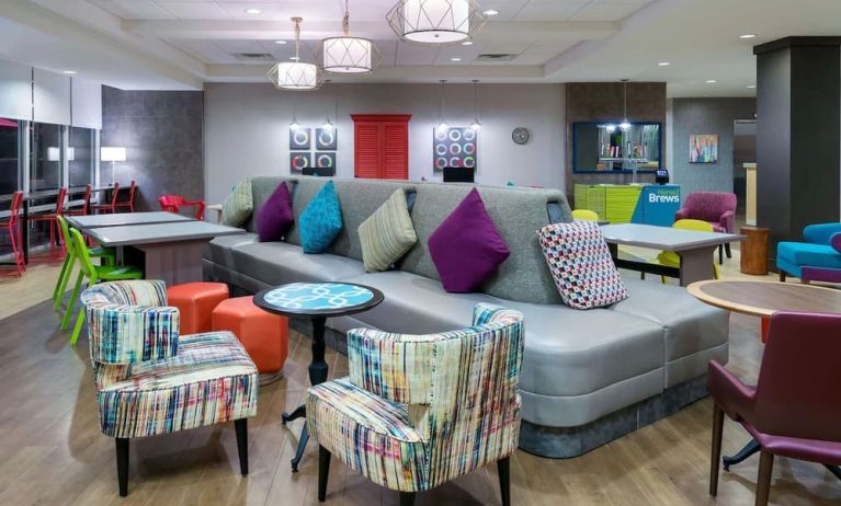 Lounge and coworking space at Home2 Suites By Hilton Charleston Airport/Convention Center.