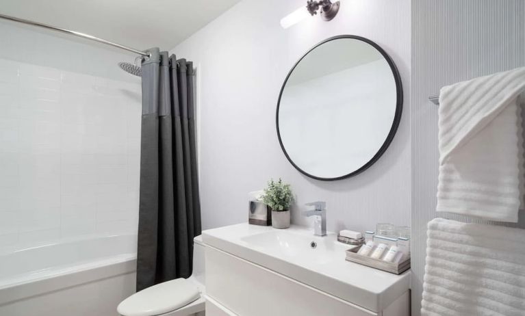 Guest bathroom with shower and bath at Hilton Garden Inn New York/Tribeca.