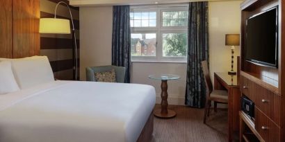 King bed with TV at DoubleTree By Hilton Stratford-upon-Avon.