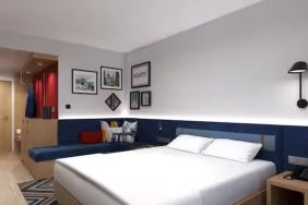 Cozy king room at Hampton By Hilton Budapest City Centre.