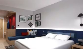 Cozy king room at Hampton By Hilton Budapest City Centre.