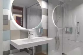 Guest bathroom with shower at Hampton By Hilton Budapest City Centre.