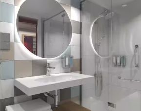 Guest bathroom with shower at Hampton By Hilton Budapest City Centre.