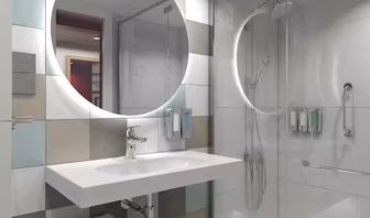 Guest bathroom with shower at Hampton By Hilton Budapest City Centre.