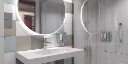 Guest bathroom with shower at Hampton By Hilton Budapest City Centre.