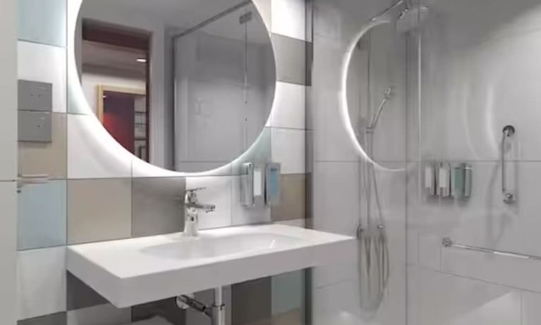 Guest bathroom with shower at Hampton By Hilton Budapest City Centre.