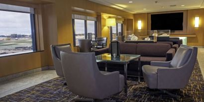 Lounge and coworking space at Hilton Los Angeles Airport.