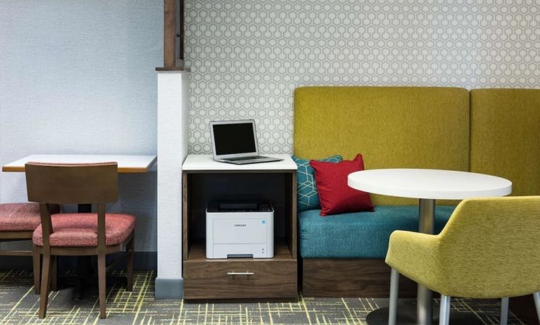 Business center with PC, internet, and printer at Hampton Inn Bentonville/Rogers.