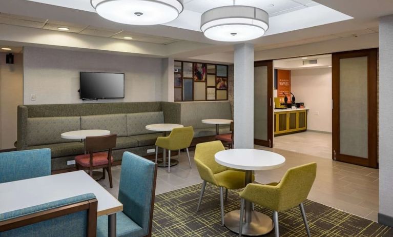 Lounge and coworking space at Hampton Inn Bentonville/Rogers.