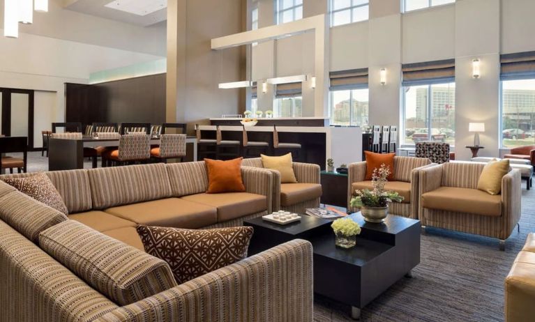 Lounge and coworking space at Hampton Inn & Suites Rosemont Chicago O'Hare.