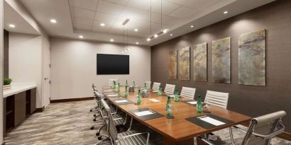 Professional meeting room at DoubleTree By Hilton Hartford - Bradley Airport.