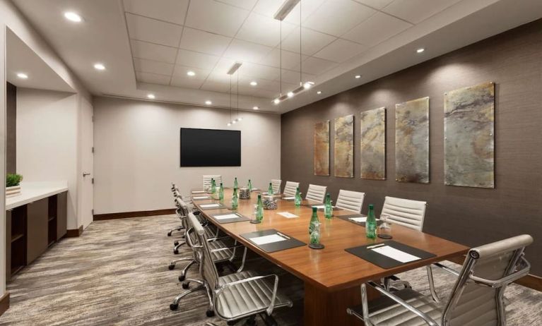 Professional meeting room at DoubleTree By Hilton Hartford - Bradley Airport.