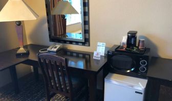 Work desk inside day use room at Shilo Inn Rose Garden.