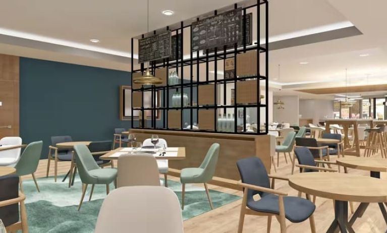 Dining and coworking space at Hilton Garden Inn Ankara Dikmen.