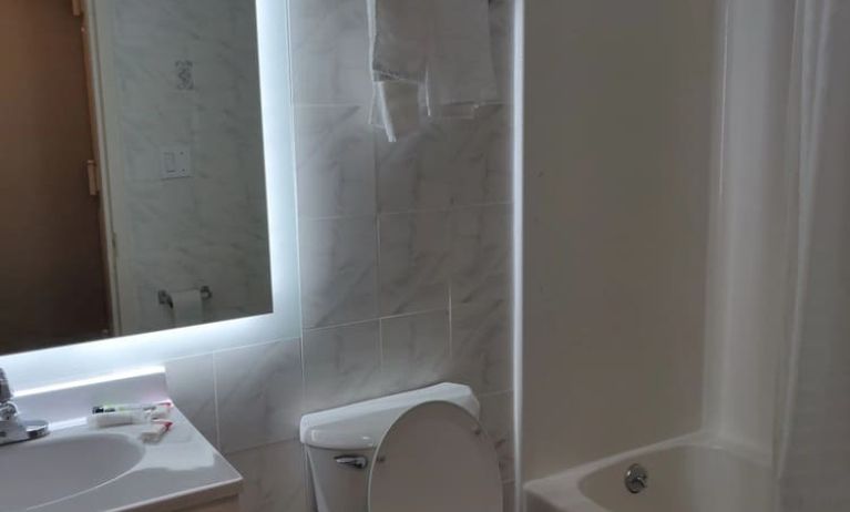 Guest bathroom with shower and bath at Hotel Key.