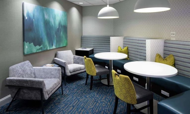 Lounge and coworking space at Hampton Inn & Suites Miami-Doral/Dolphin Mall.