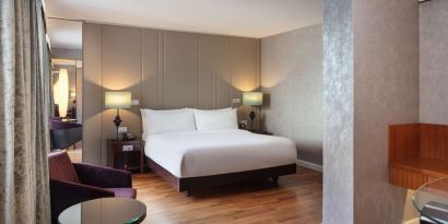 Luxurious king room with private bathroom at Hilton Berlin.