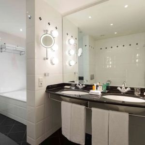 Guest bathroom with shower at Hilton Berlin.