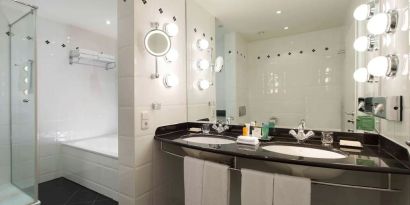 Guest bathroom with shower at Hilton Berlin.