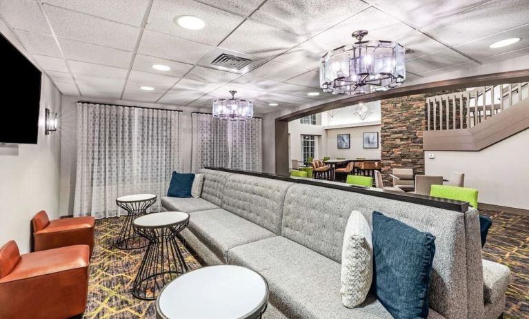 Lounge and coworking space at Homewood Suites By Hilton Shreveport.