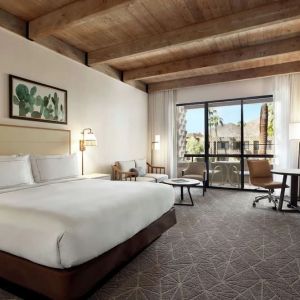 Delux king room with TV and natural light at DoubleTree Resort By Hilton Paradise Valley - Scottsdale.